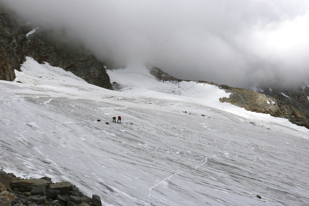 Esta fotografía sin fecha proporcionada por la policía del cantón de Valais muestra el lugar en el glaciar de Hohlaub en Suiza donde el cuerpo de un alpinista alemán fue encontrado el 25 de julio de 2017, después de tres décadas de que desapareció.