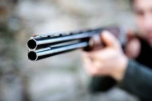 Vigilante dispara con escopeta a in hombre en las piernas (Fuente externa)