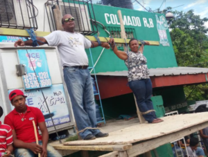 Comunitarios de Santiago se crucifican para demandar el asfaltado de dos kilómetros de calle de comunidad Los Llanos