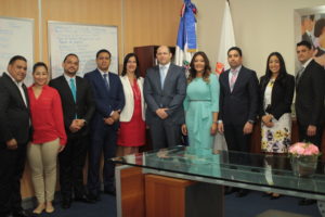 Herbert Lewy, Gerente General de Microsoft Caribe y Robiamny Balcácer, Ministra de la Juventud, junto a ejecutivos de Microsoft y viceministros y funcionarios del Ministerio de la Juventud.