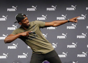 El atleta jamaicano Usain Bolt celebra durante una conferencia de prensa.