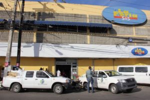 El establecimiento cerrado por Pro Consumidor se trata del comercio La Feria 505, ubicado en la avenida Duarte, próximo al Mercado Nuevo.
