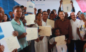 Instituto Nacional de la Vivienda (INVI) entrega viviendas en Sánchez Ramírez.