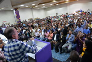 Reinaldo Pared Pérez, secretario general del PLD, habla en la juramentación del Frente Nacional Comunitario (Foto by Romelio Montero)