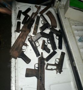 Fusil y otras armas decomisadas en Manoguayabo. Archivo