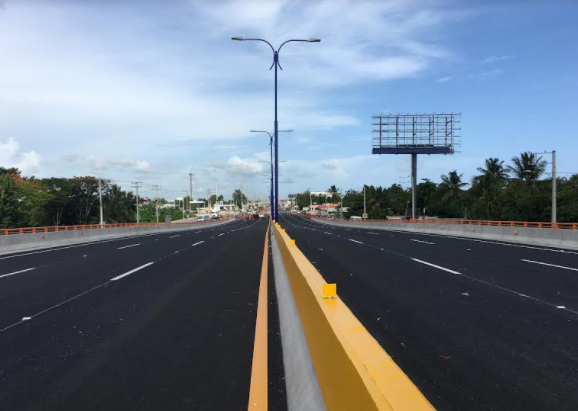 Elevado construido en la autopista Las Américas, a la altura de la comunidad de La Caleta, municipio de Boca Chica