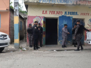 Policías apostados en el sector Los Guandules