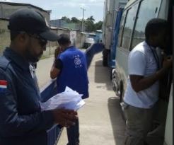 Haitianos que retornan voluntariamente a su país. Una carta otorgó amnistía a un grupo de extranjeros.