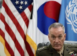 El jefe del Estado Mayor Conjunto de Estados Unidos, el general Joseph Dunford, habla en conferencia de prensa en la base estadounidense Garrison Yongsan, en Seúl, Corea del Sur, el lunes 14 de agosto de 2017.