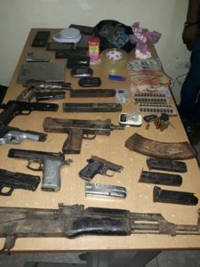Armas incautadas en casa en Manoguayabo