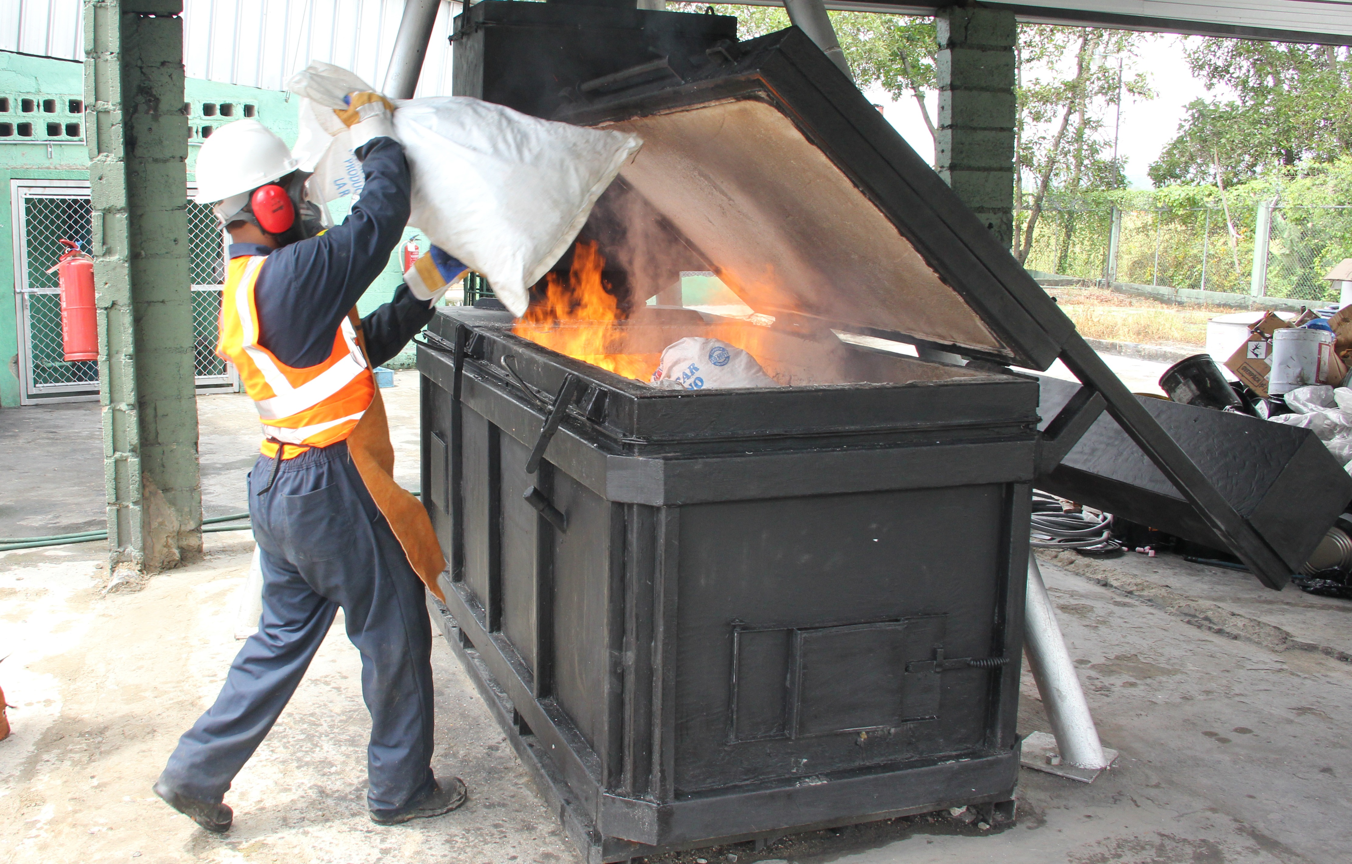 Pro Consumidor incineró 7,751 productos que fueron decomisados en operativos de inspección durante el mes de agosto, los cuales presentaban condiciones no aptas para su consumo.