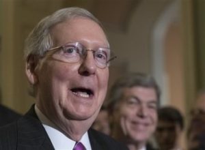 ARCHIVO - En esta fotografía de archivo del 1 de agosto de 2017, el líder de la mayoría en el Senado, el republicano Mitch McConnell de Kentucky, se reúne con periodistas en el Capitolio en Washington. El presidente Donald Trump prometió miles de millones de dólares para ayudar a Texas a reconstruirse de las inundaciones épicas provocadas por Harvey, pero sus aliados republicanos en la Cámara de Representantes sopesan recortar casi 1.000 millones de dólares de las cuentas para desastres con el fin de financiar el muro en la frontera con México. (AP Foto/J. Scott Applewhite, archivo)