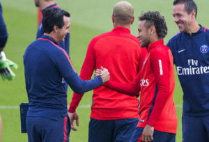 El jugador de Paris Saint-Germain, Neymar, derecha, saluda al técnico Unai Emery en un entrenamiento el viernes, 11 de agosto de 2017, en París.
