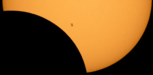 Concluye eclipse total de sol (Bill Ingalls/NASA via AP)