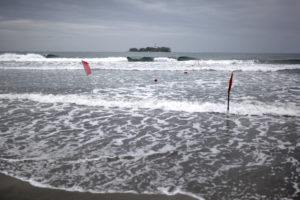 Bandera roja en una playa de México por posible entrada del huracán Franklin 