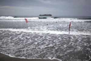 Bandera roja en una playa de México por posible entrada del huracán Franklin