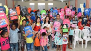 Entrega de útiles escolares a niños en Loma de Cabrera