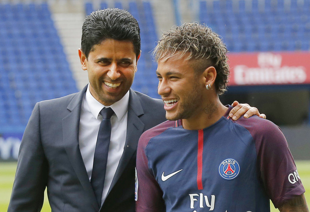 El futbolista brasileño Neymar es presentado a los hinchas del Paris Saint-Germain