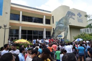 Personas observan el eclipse desde el Museo Nacional de Historia Natural de la Plaza de la Cultura en el Distrito Nacional (Marcos Rodríguez)