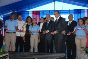 El presidente Danilo Medina corta la cinta y entrega un centro educativo en Puerto Plata