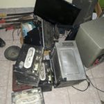 Computadora y otros elementos decomisados en una casa en Manoguayabo