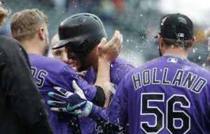 Rockies dejan tendidos a Mets con pasaporte con casa llena