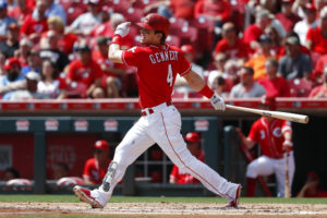 Scooter Gennett, de los Rojos de Cincinnati, pega un jonrón de dos carreras ante el abridor Jacob deGrom, de los Mets de Nueva York (AP Photo/John Minchillo)