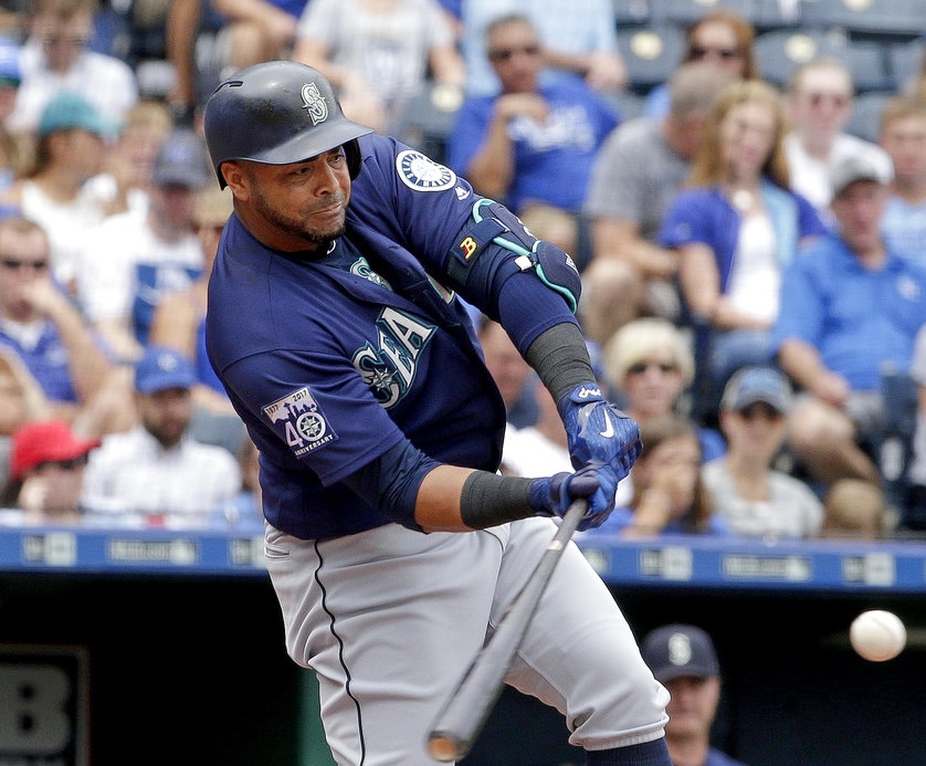 El dominicano Nelson Cruz conecta un bambinazo de tres anotaciones en la segunda entrada del partido contra los Reales en Kansas City