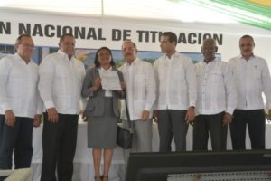 El presidente Danilo Medina entrega Títulos Definitivos a productores de San Juan y Elías Piña