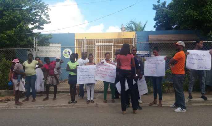 Los comunitarios decidieron colocar candado a la puerta de entrada para impedir el paso de los empleados