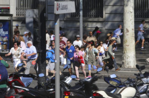 Personas aterradas tras un atentado en una zona turística de Barcelona.
