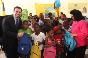 Roberto Ángel Salcedo y Cristina Lizardo operativo mochilas San Luis