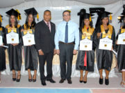 El ministro de Educación, Andrés Navarro, junto a estudiantes graduandos del liceo Julio César de Jesús Asencio,