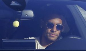 El delantero del Barcelona Neymar a su llegada a la ciudad deportiva Joan Gamper en Sant Joan Despi, España, el 2 de agosto de 2017. Neymar llegó a la ciudad del deportiva del Barça entre intensos rumores de que podría protagonizar un millonario traspaso para fichar por el Paris Saint-Germain.