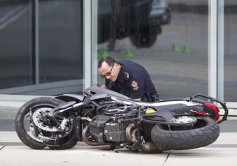 Un policía examina una motocicleta luego que una conductora que trabajaba como doble en la película "Deadpool 2" murió al sufrir un accidente en el rodaje.