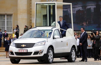 El presidente de Colombia, Juan Manuel Santos, inspecciona el "Papamóvil" que usará el papa Francisco durante su visita al país en el palacio presidencial en Bogotá, el lunes 28 de agosto de 2017. El papa llegará a Colombia para una visita de cinco días el 6 de septiembre. (AP Foto/Fernando Vergara)