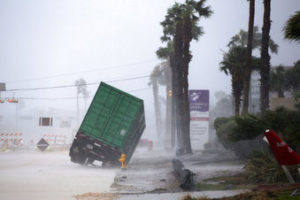 La fuerza del viento inclina un camión con remolque frente al Hospital CHRISTUS Spohn en Corpus Christi, Texas, al paso del huracán Harvey el viernes 25 de agosto de 2017.