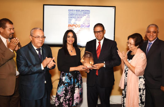 Los sub directores del INPOSDOM, Carlos Dicló y José Reyes, la directora del INTRANT Claudia Franchesca de los Santos, Modesto Guzmán, director general del INPOSDOM, Catalina Deler de Mota y Daniel Paulino subdirector del INPODOM.