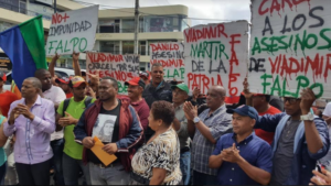 Los comunitarios se mantuvieron en vigilia por más de una hora frente a la sede de la Fiscalía de San Francisco de Macorís