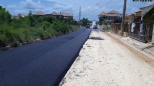 Ttrabajos de asfaltado en comunidades de La Altagracia