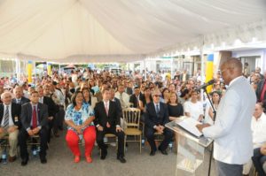 El alcalde de Santo Domingo Este, Alfredo Martínez habla a los presentes en la inauguración de la Escuela de Bella Artes