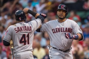 Tras pegar un jonrón, Edwin Encarnación saluda a su compañero de los Indios Carlos Santana