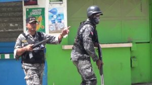 Violentos enfrentamientos entre agentes de la policía y manifestantes en San Francisco de Macorís