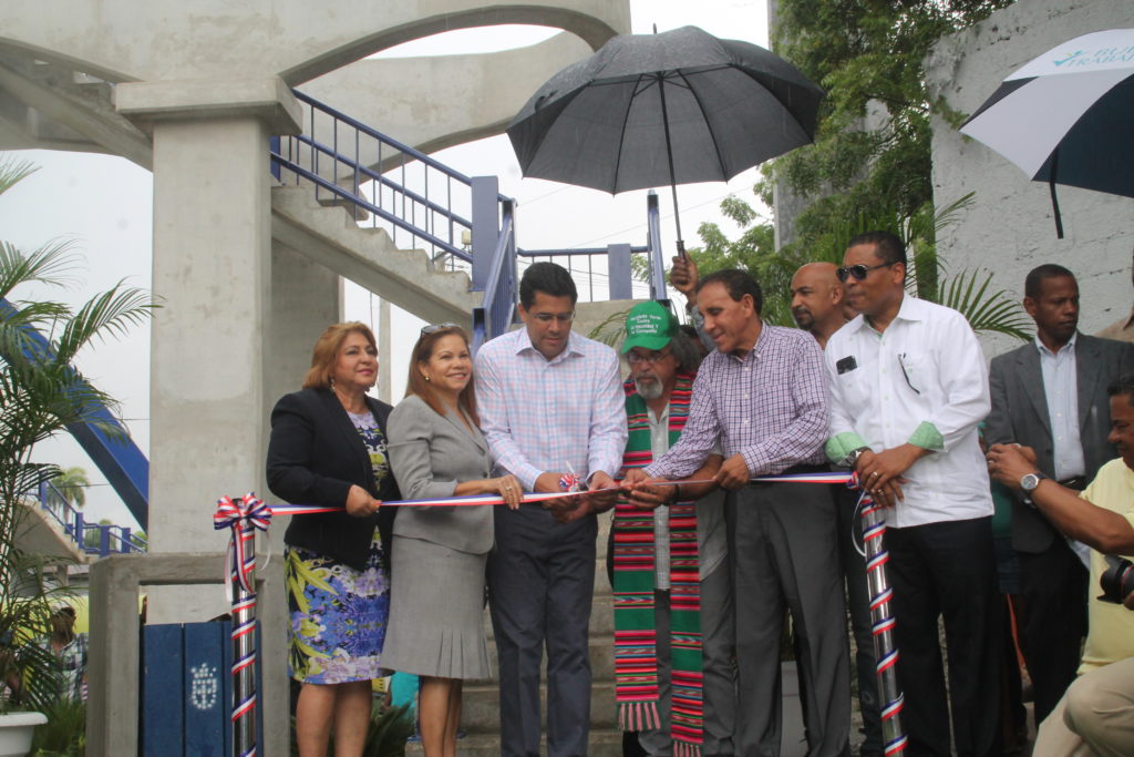 El Alcalde de Distrito Nacional, David Collado, encabezó la inauguración de un puente peatonal en Cristo Rey