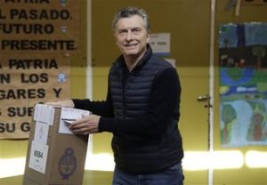 El presidente de Argentina, Mauricio Macri, emite su voto durante las primarias abiertas a los candidatos para las legislativas de octubre, en Buenos Aires, Argentina el domingo 13 de agosto de 2017. Los comicios marcan el regreso al ruedo político de la expresidenta Cristina Fernández y son una prueba de fuego para Macri.