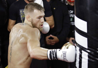 Conor McGregor se entrena durante una sesión abierta a la prensa el viernes, 11 de agosto de 2017, en Las Vegas. t.