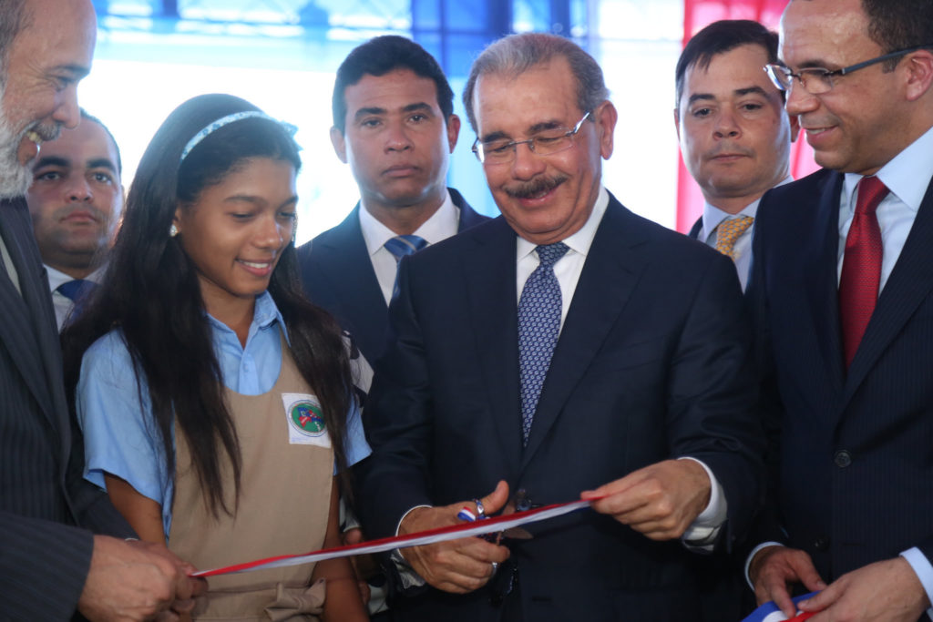 Danilo Medina corta la cinta y entrega una nueva escuela en Los Alcarrizos
