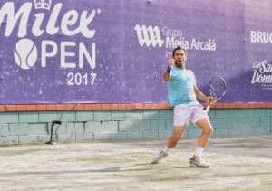 El tenista dominicano Víctor Estrella durante su actuación en el Challenger de Santo Domingo “Milex Open 2017” (foto: Fuente externa).