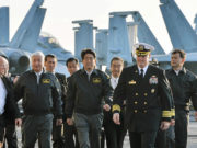 El primer ministro de Japón, Shinzo Abe, el vice primer ministro de Gobierno y ministro de Finanzas, Taro Aso y el entonces ministro de Defensa de Japón, Gen Nakatani, visitan el portaviones USS Ronald Reagan en la bahía de Sagami, Japón (archivo).