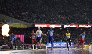 Juander Santos termina sexto en final de 400 metros con vallas